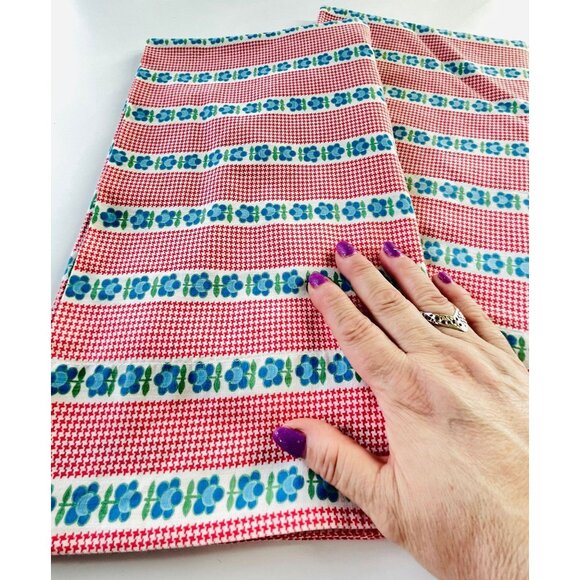 Vintage 1980s pillowcases, red houndstooth, blue flowers stripes, per pair - Picture 2 of 8